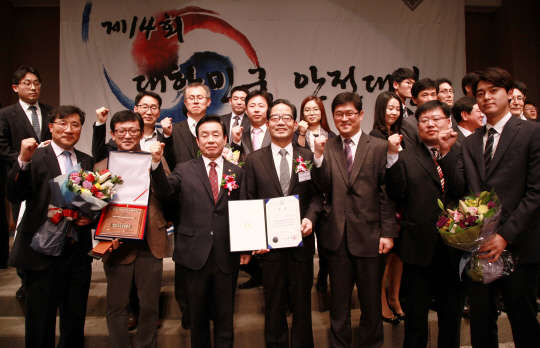 박기동 한국가스안전공사 사장(앞줄 네번째) 등 직원들이 '제 14회 대한민국 안전대상'에서 단체부문 특별상을 수상한 뒤 기념촬영을 하고 있다. <한국가스안전공사 제공>